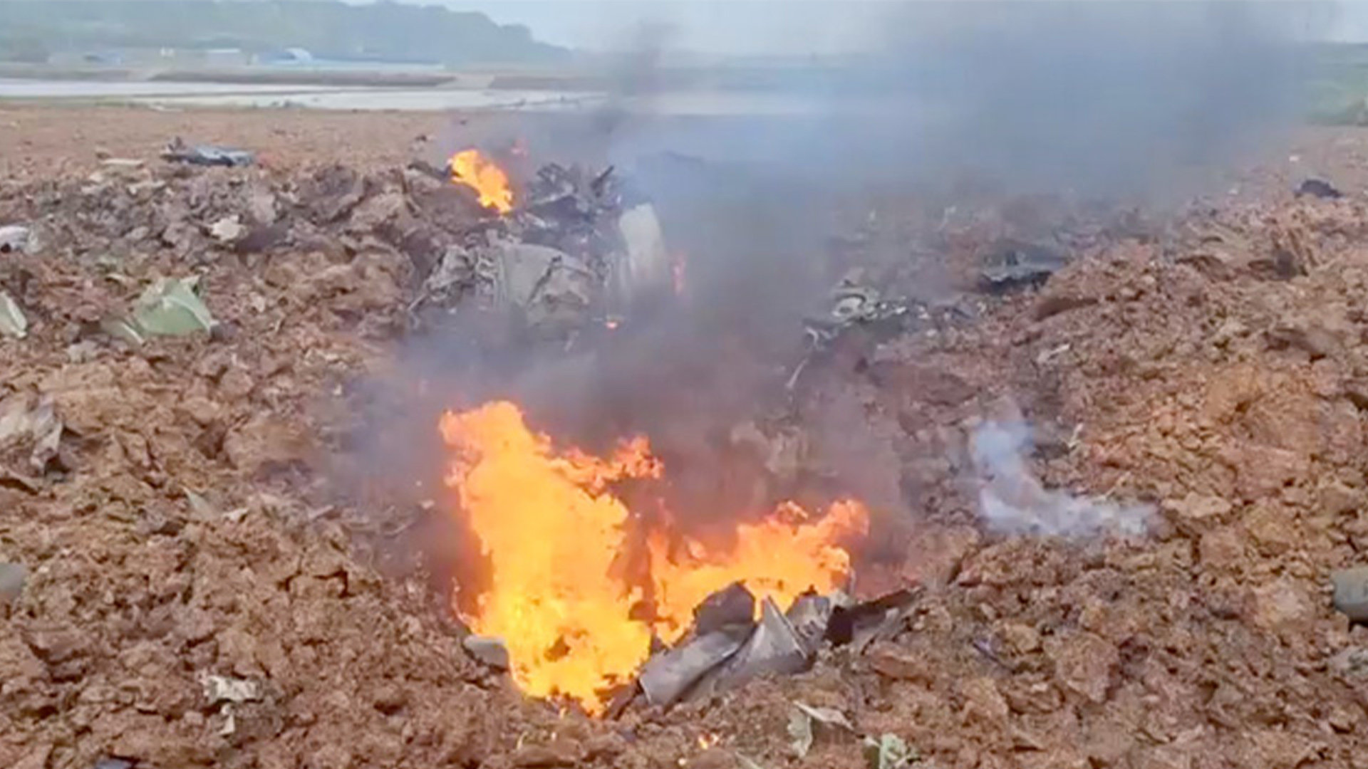 突发！美军F-16战机在韩国坠毁，现场曝光：机身被大火吞噬