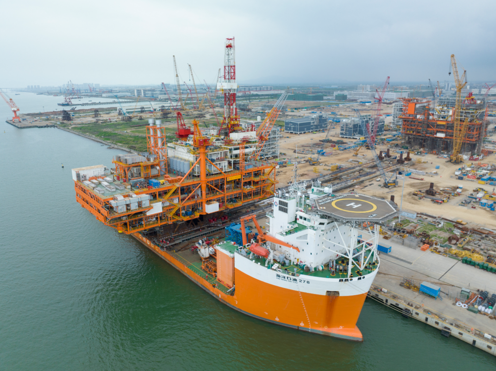 恩平20-4平台上部组块成功登上“海洋石油278”船的设计位置，装船顺利完成