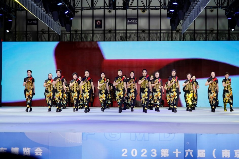 “苏派旗袍”亮相中国传统服饰盛会 国风大典超级宝贝融合南京车博会