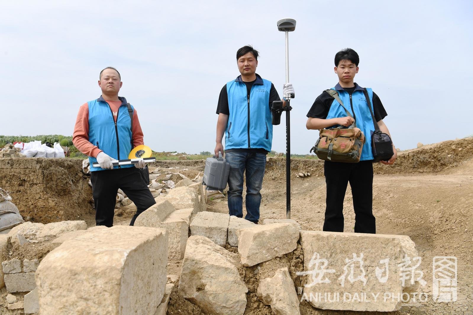 4月27日，在凤阳县的明中都遗址，32岁的夏帅（左一）、28岁的王瑞（左二）与21岁的陈怀南（右一）。