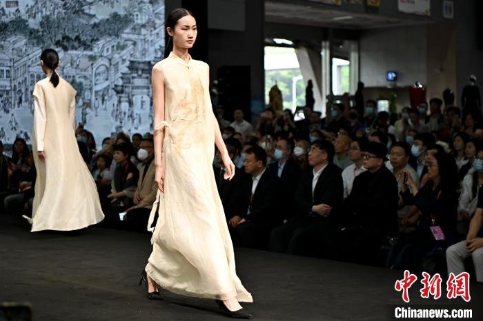 模特在广交会上展示特色服装。　陈骥旻 摄