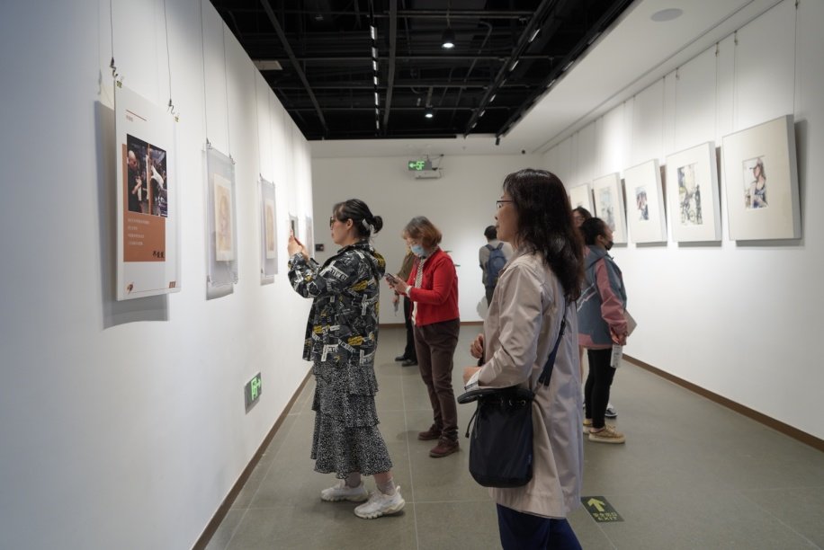 很多观众边看边拍