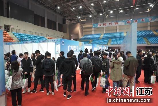 4月27日上午，扬州人才校园日首场活动走进南京航空航天大学。