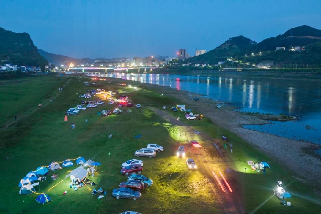 市民、游客在沅江泸溪县段体验露营生活