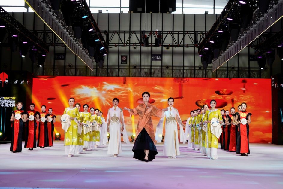 “苏派旗袍”亮相中国传统服饰盛会 国风大典超级宝贝融合南京车博会