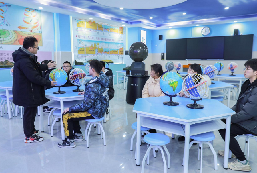 郑州市第五十六高级中学:三尺讲台天地宽,一寸丹心育桃李