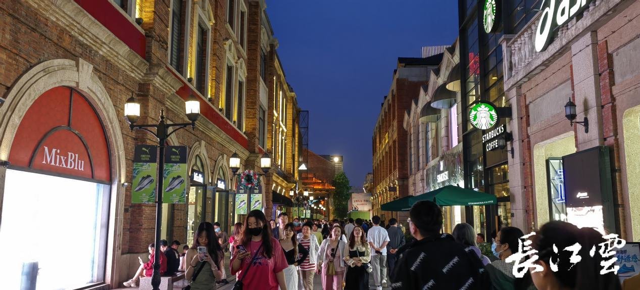 楚河汉街是游客们喜欢逛的商圈之一