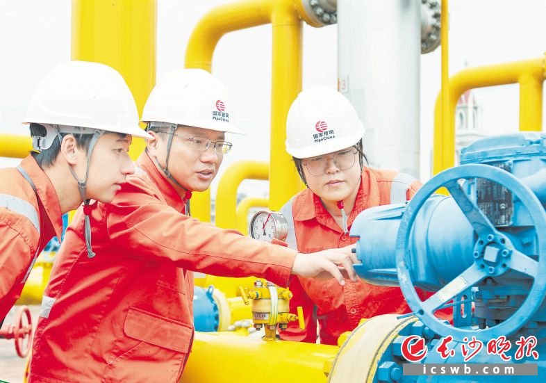 4月29日,在西气东输长沙分输站,工作人员在站场内巡查。长沙晚报全媒体记者 郭雨滴 摄