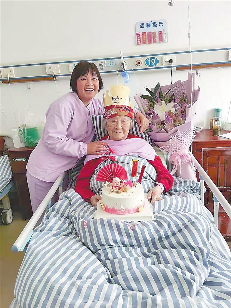 “惠佳丰”的护工陪老人过生日。 图片由受访者提供