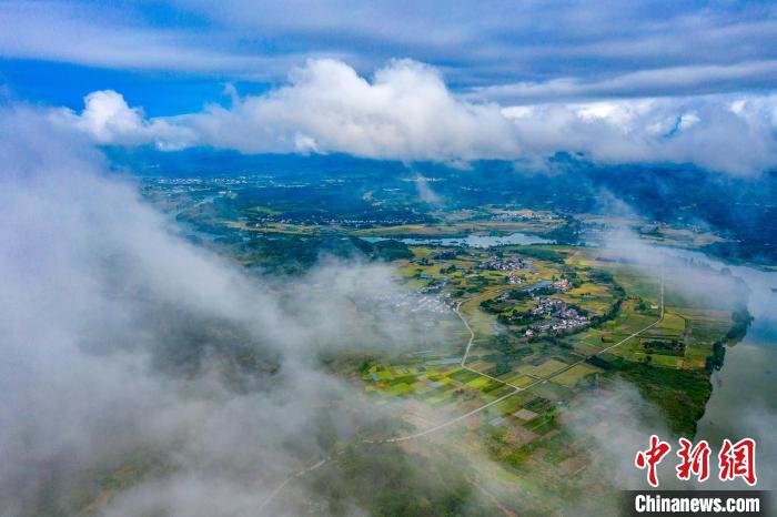 图为航拍江西省九江市武宁县修河两岸雨后放晴,白云飘飘,山乡壮美如画