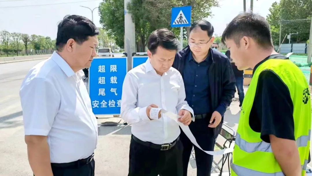 5月2日上午,咸阳市泾阳县县委书记拓巍峰深入泾干大街建立转盘段和