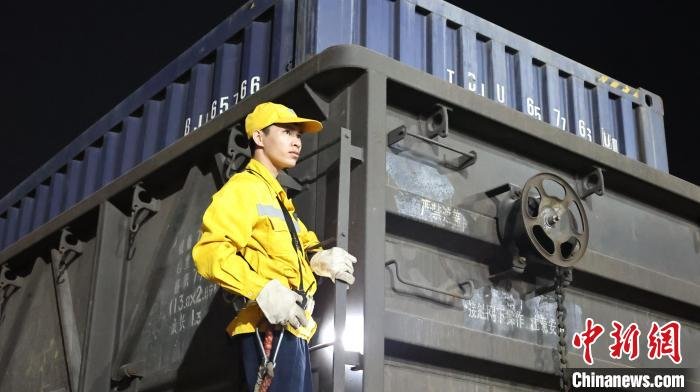 探秘铁路编组站:“钢铁蜘蛛侠”这样织就行车网