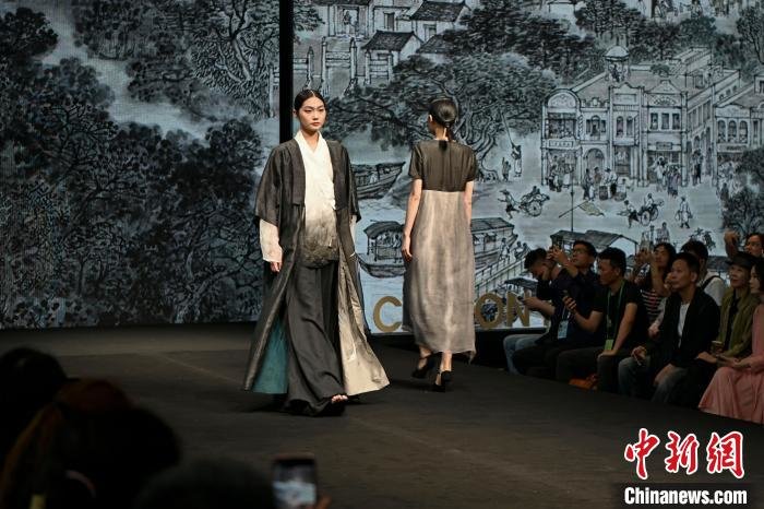 模特在广交会上展示特色服装。　陈骥旻 摄