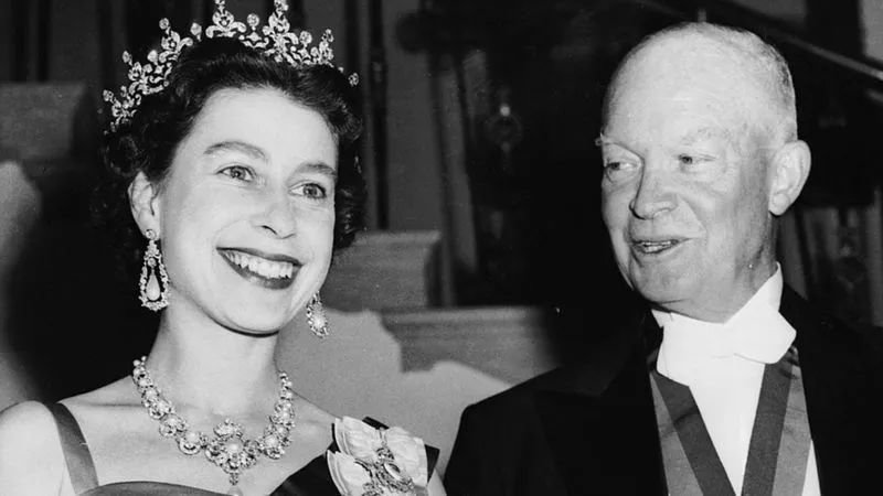 ▎图/ 1957年，伊丽莎白二世女王与美国总统艾森豪威尔在白宫国宴上。