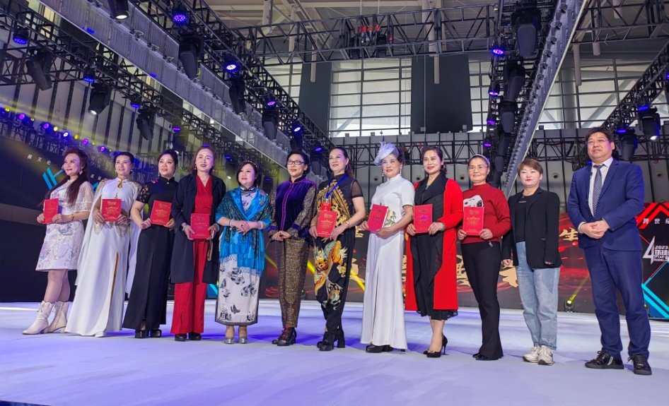 何莉会长、总制片人王腾沃等人颁奖