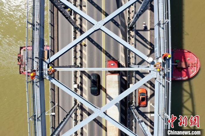 5月1日，九江桥工段桥隧工爬上京九铁路九江长江大桥三大拱，检查螺栓是否松动。　黄旸 摄