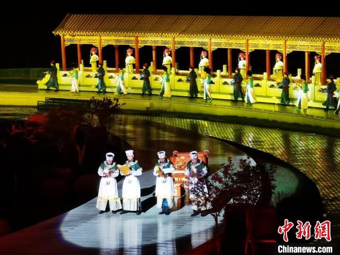 大型皇家实景演出《鼎盛王朝·康熙大典》演出现场。　张桂芹 摄