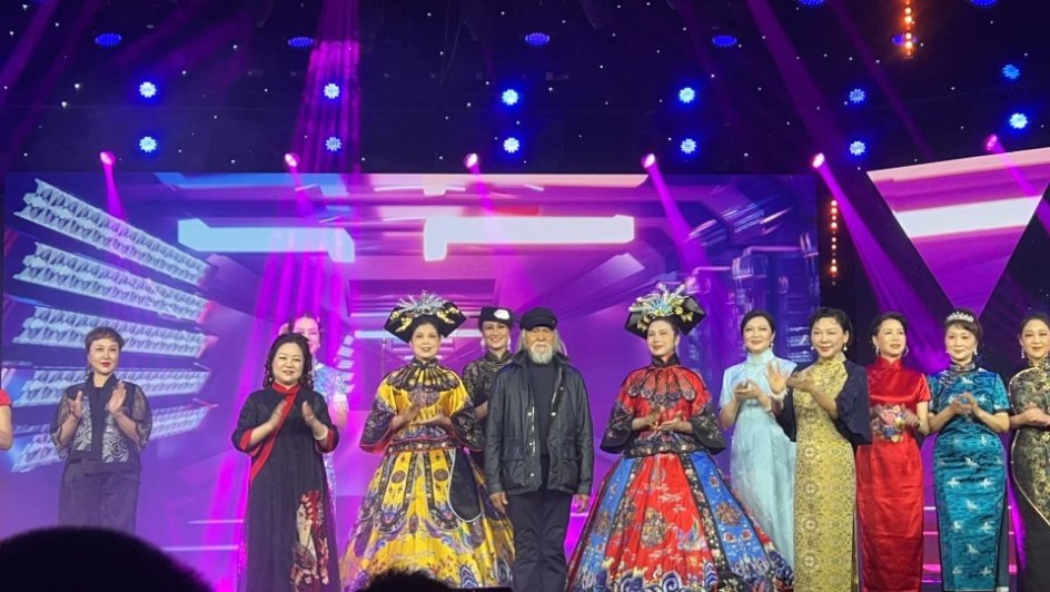 江苏“旗袍佳丽”与知名造型哑剧演员王德顺同台亮相