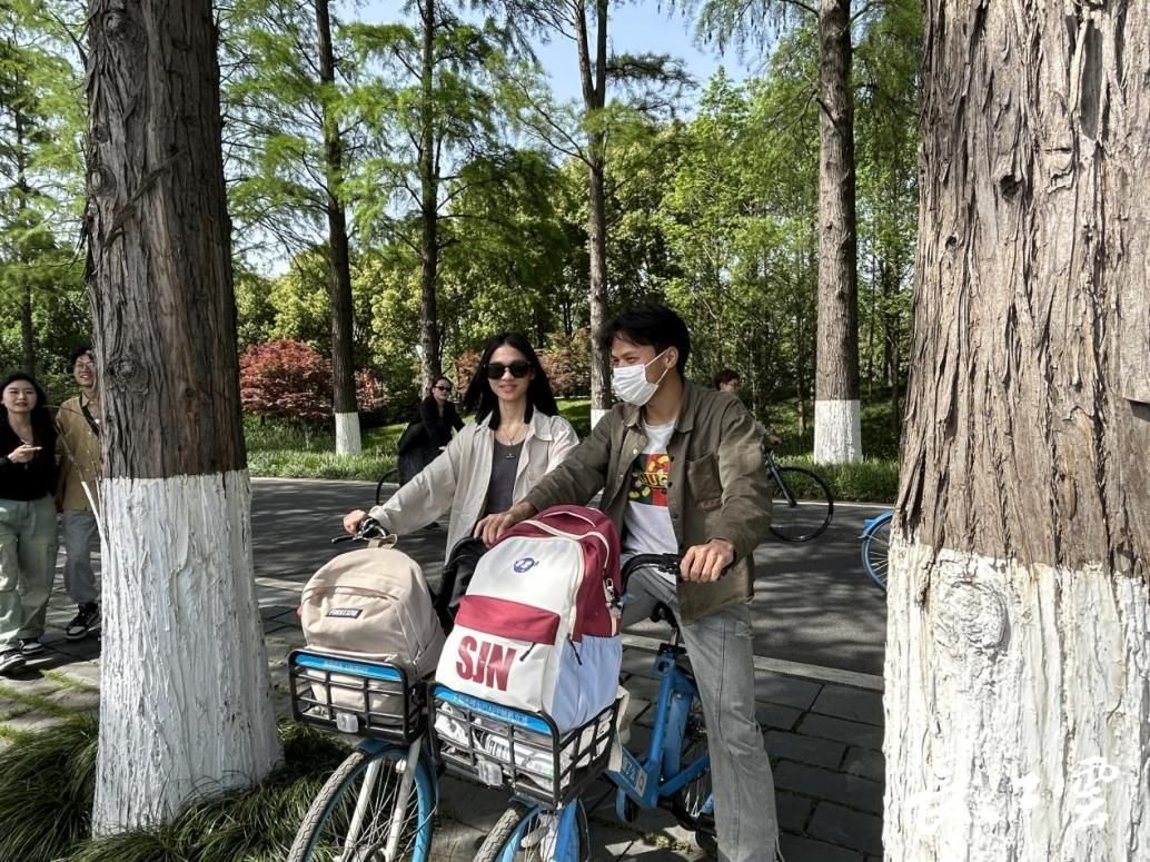 游客在东湖绿道骑自行车
