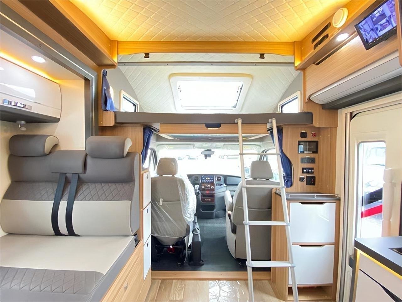 云游依维柯双拓展房车落地价格不到50万