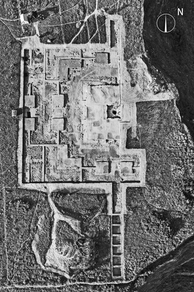 中心高台与附属建筑发掘全景（南向北）