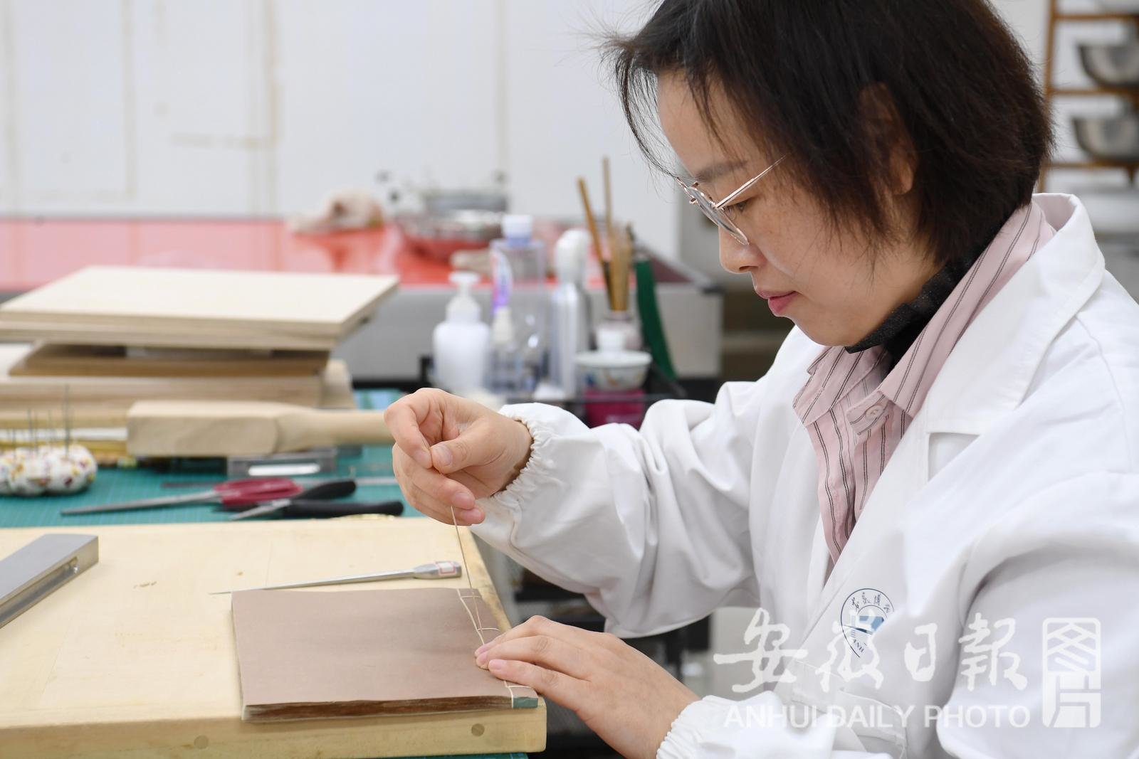 4月25日，在省博物院文物科技保护中心古籍修复室，37岁的单其琴修复清刻本《今古奇观》。