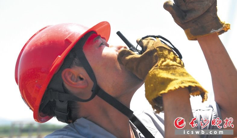 5月1日,在香炉洲大桥施工现场,工作人员正在指挥调试吊装设备。长沙晚报全媒体记者 邹麟 摄