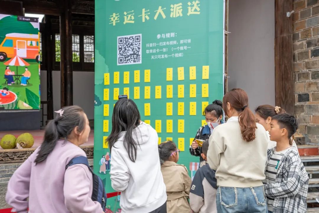 五一假期江西旅游火爆 南昌各景区现“人从众”