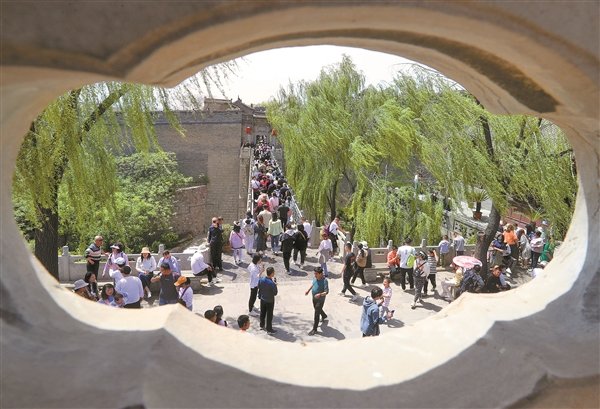 5月1日，灵石县王家大院和静升古镇景区内游人如织。“五一”期间，晋中市各景区迎来旅游热潮，有关部门协调联动，紧跟旅游市场发展趋势，在吸引客流、丰富业态、促进消费、宣传推广等方面持续发力，不断培育文旅消费新亮点，吸引了众多游客。记者 裴晓军 摄