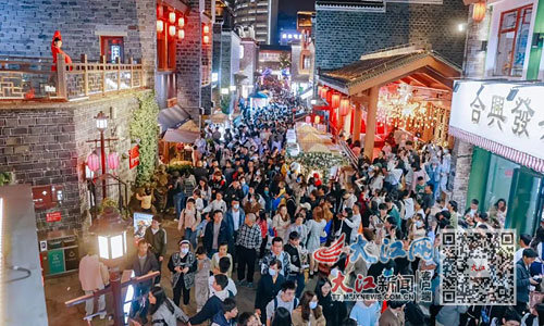 南昌万寿宫历史文化街区人流如织（省商务厅供图）