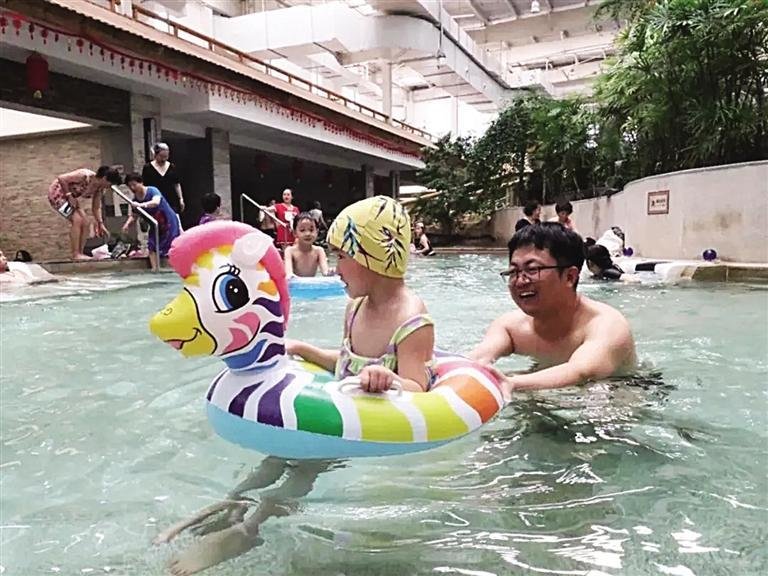 游客在新区恐龙水乐园戏水