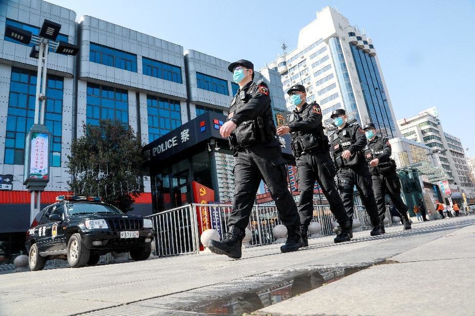 铁路民警在郑州站站前广场开展武装巡逻，安全感拉得满满的。周延民 摄