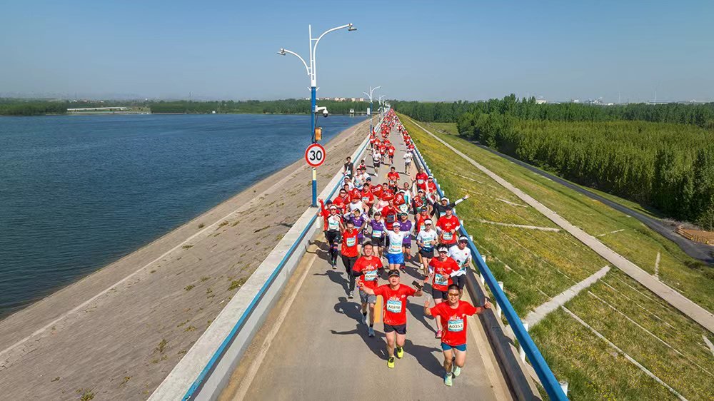 奔跑最美赛道 乐享醉美风景 李跃民摄