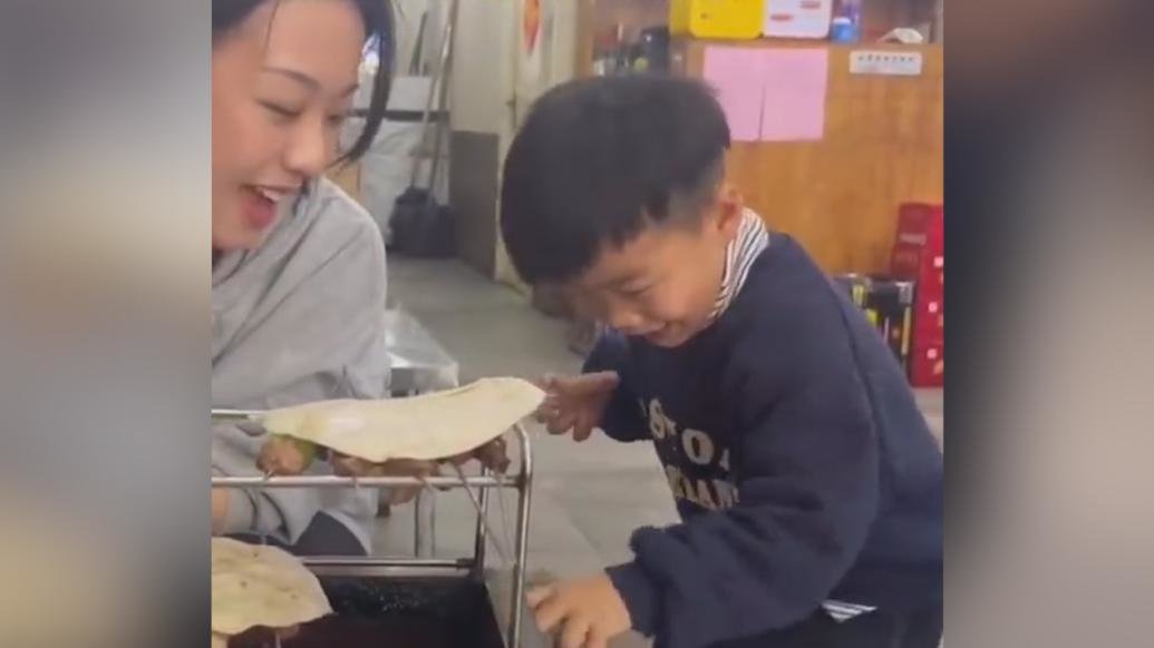 淄博烧烤店擦桌子的小男孩在顾客夸奖中逐渐“迷失自我”