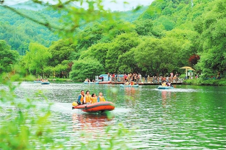 5月2日，游客在陇南市康县阳坝镇梅园沟天鹅湖景点游玩，乐享“五一”假期。新甘肃·甘肃日报通讯员 黄培军