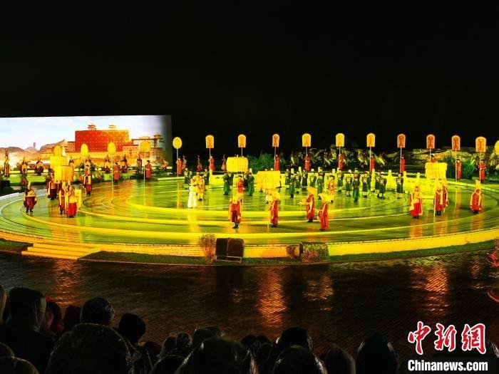 大型皇家实景演出《鼎盛王朝·康熙大典》演出现场。　张桂芹 摄