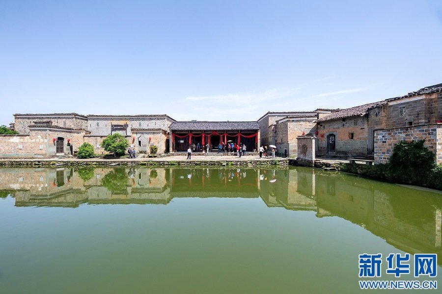在双塘镇竹桥古村，游人正在游览古村。新华网发 邓兴东 摄