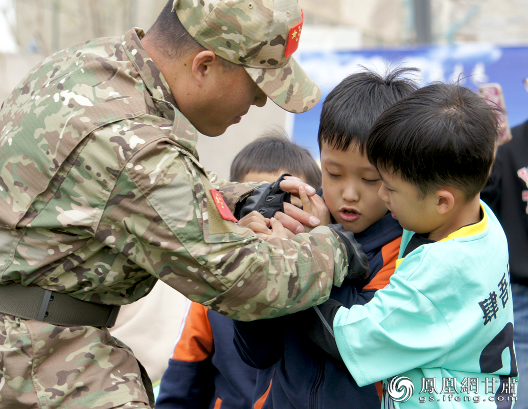 青少年安全教育专家教小球员们个人防身技能 谢鹏 摄