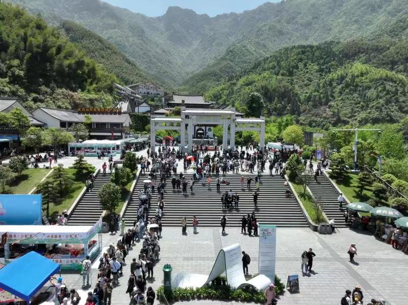 “五一”热度“狂飙”！萍乡武功山景区开启“人从众”