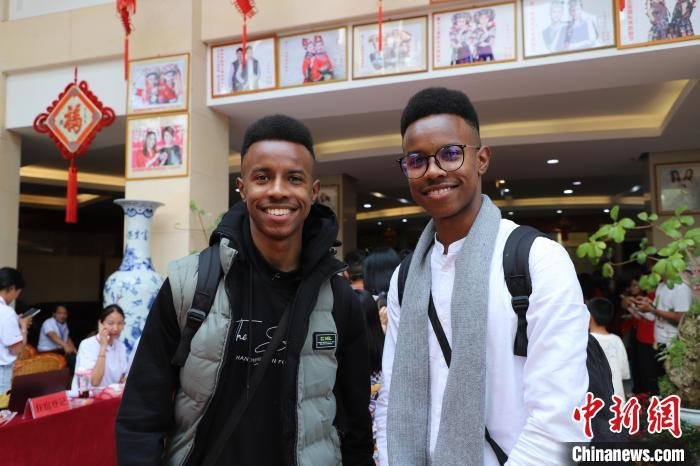 图为来自非洲乍得的双胞胎王安和叶何麦。 墨江县融媒体中心供图