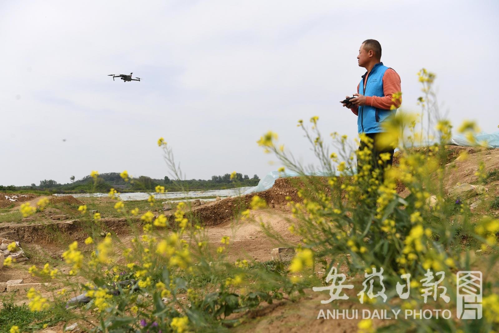 4月27日，在凤阳县的明中都遗址，32岁的夏帅航拍已发掘的探方。