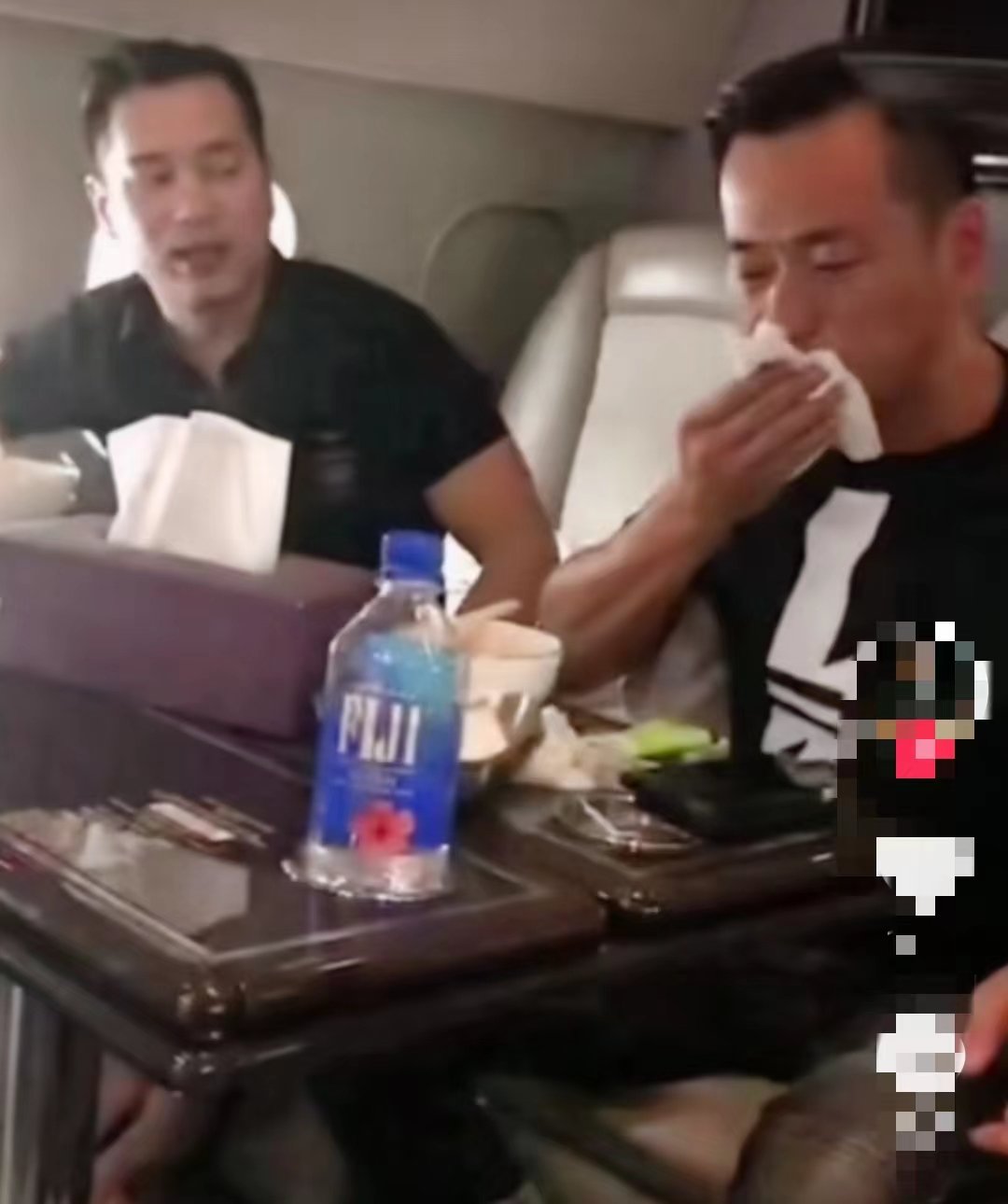 左为陈荣炼，右为周焯华。抖音视频截图