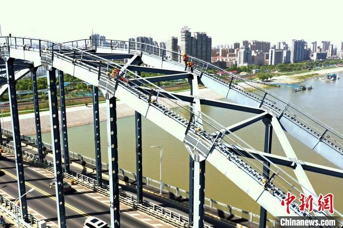铁路工人“五一”坚守岗位守护九江长江大桥安全