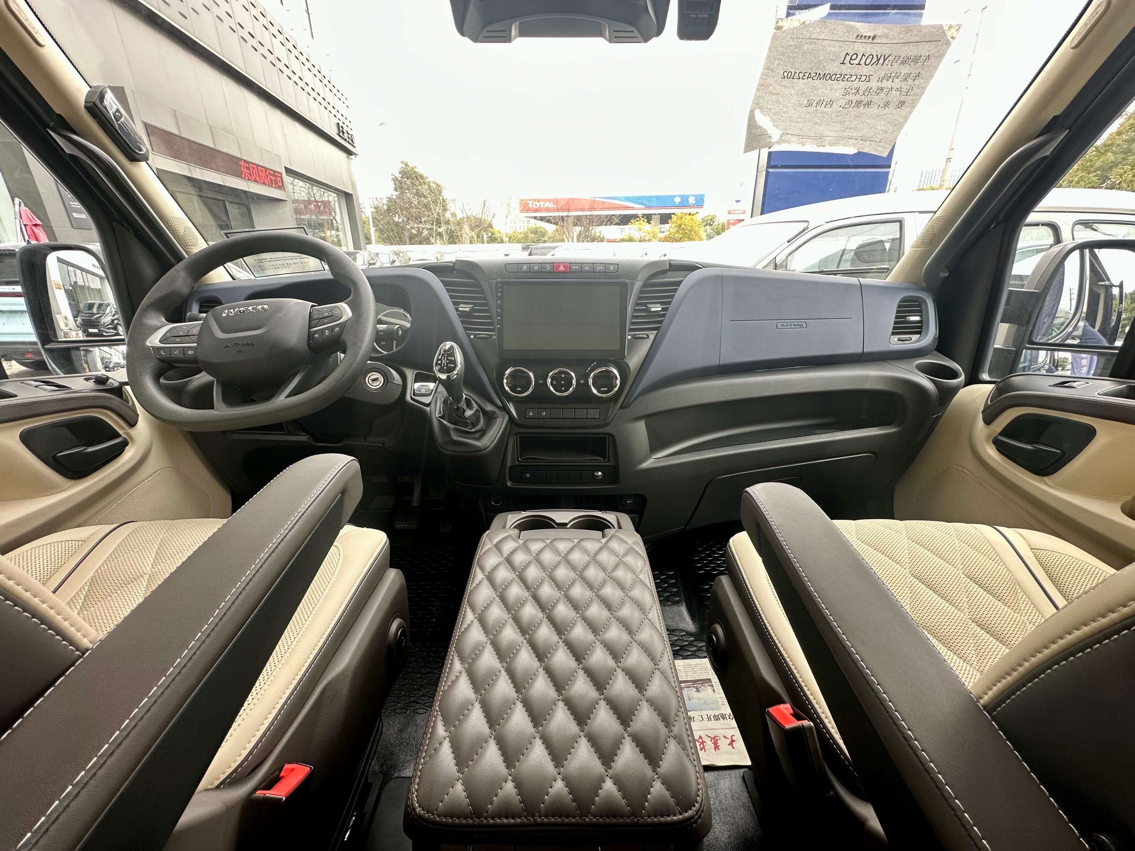 全新进口依维柯七座全隔断豪华商务车