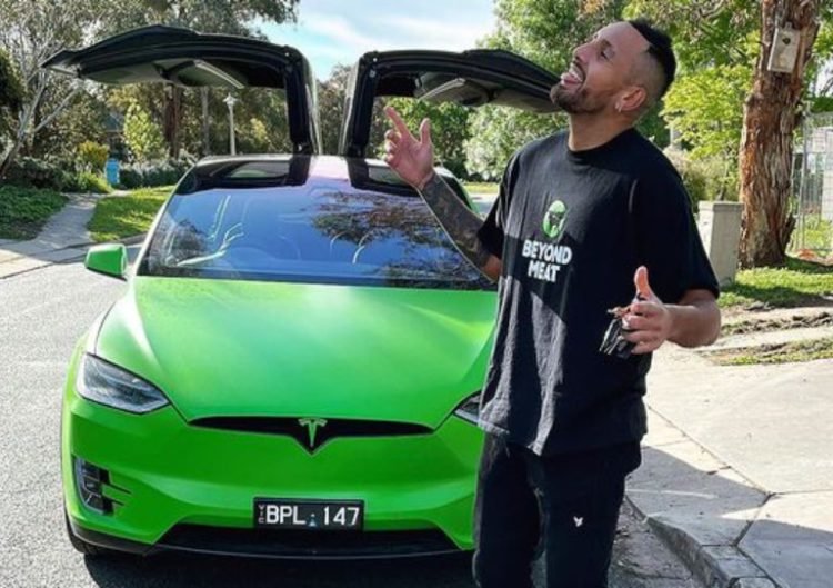 尼克·基里奥斯和他的特斯拉电动车 图片来源:本人 Instagram