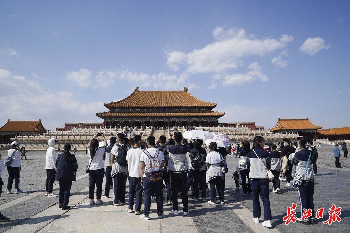 同学们游览故宫博物院。长江日报记者彭年 摄