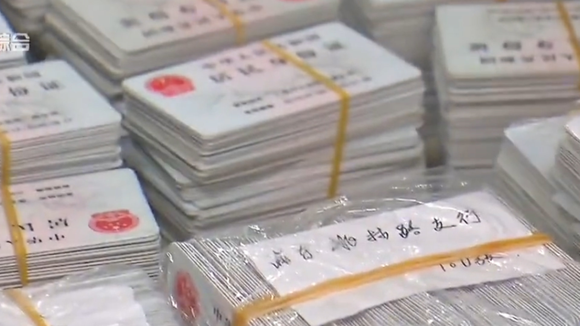 男子带1300张身份证银行兑纪念币，民警一查竟是真的：多为游客遗失