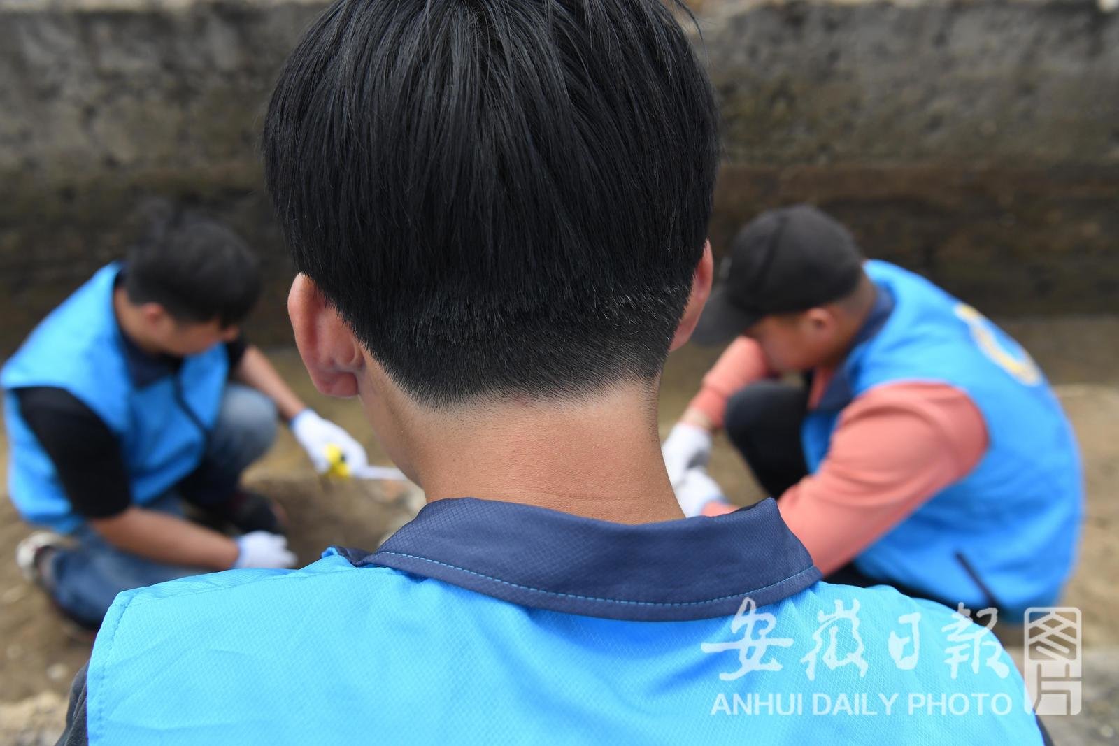 4月27日，在凤阳县的明中都遗址，年轻的考古队员王瑞（左一）、陈怀南（左二）与夏帅（右一）测量探沟，后脖颈清一色被晒成了暗红色。