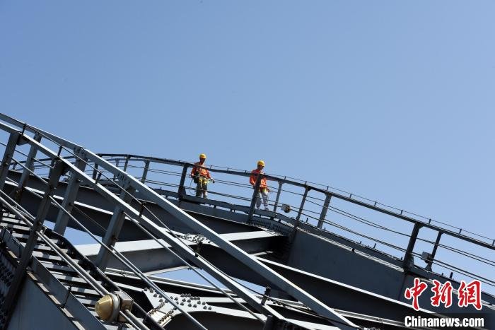 5月1日，九江桥工段桥隧工爬上京九铁路九江长江大桥三大拱，检查螺栓是否松动。　王浩 摄
