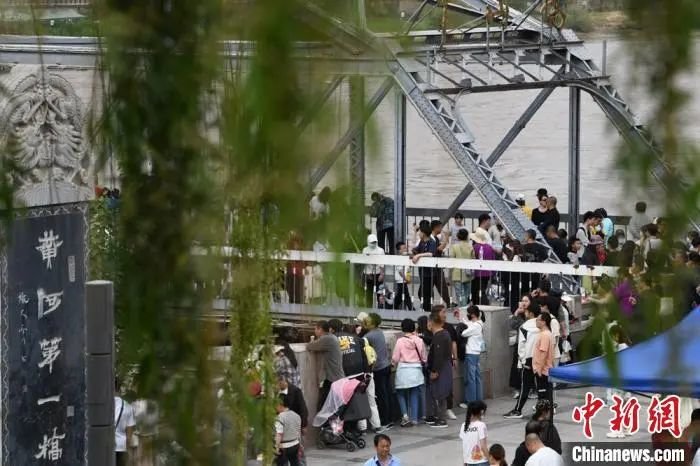 图为中山桥上游客人潮涌动 戴文昌 摄